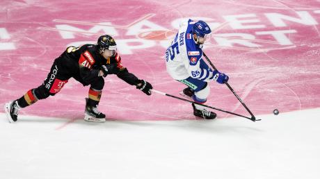 Die deutsche Eishockey Nationalmannschaft trifft bei der Eishockey WM 2024 direkt in der Gruppenphase auf die USA. Alle Infos rund um den Termin und die Übertragung des Spiels gibt es hier.