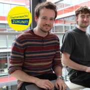 Von links: Adrian, Erik und Matthias studieren an der TH Augsburg und nutzen im Hochschulalltag regelmäßig künstliche Intelligenz.