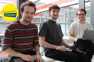 Von links: Adrian, Erik und Matthias studieren an der TH Augsburg und nutzen im Hochschulalltag regelmäßig künstliche Intelligenz.