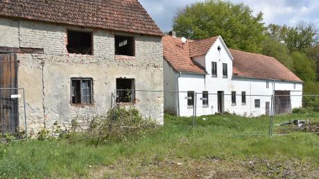 Dieses alte Anwesen im Quellweg in Altisheim möchte die Gemeinde Kaisheim verkaufen. Ein Grund: Für andere Pläne fehlt das Personal im Rathaus.