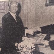 Bürgermeister Alfred Reiser (rechts) überreichte  dem Komponisten Paul Winter am 7. April 1960 im alten Rathaus in Höchstädt die Ehrenbürgerurkunde. Jetzt trüben Schatten aus der Nazi-Zeit das Lebenswerk des Musikers. 