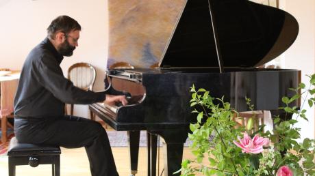 Der Pianist Dimitrij Romanov spielte Beethoven und Schubert im Sophiensaal in Kinsau.