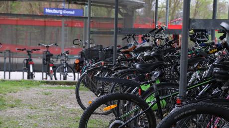 Immer wieder werden am Bahnhof in Neuburg Fahrräder gestohlen. Jetzt wird der Bereich per Video überwacht.