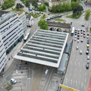 Der Verkehrsknotenpunkt Ehinger Tor wird umgebaut: Das große Dach, hier aus der Vogelperspektive, kommt auf alle Fälle weg. 