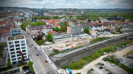 Die Arbeiten auf dem Areal an der Bahnlinie östlich der Reuttier Straße sind schon weit fortgeschritten. Dort entstehen insgesamt sieben neue Wohngebäude. 