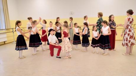 Die Städtische Tanzschule von Angela Kockers bringt "Die Schneekönigin auf die Bühne.