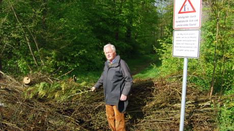 Der Neuburger Wald-Referent Alfred Hornung vor einer Holz-Blockade im Englischen Garten - er will die Wegsperren zumindest optisch etwas verbessern.