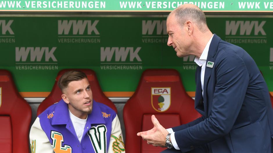 Für FCA-Trainer Jess Thorup ist sein Kapitän Ermedin Demirovic einer der wichtigsten Spieler. Thorup sagte nun, wie der den Stürmer von einem Verbleib beim FC Augsburg überzeugen will.