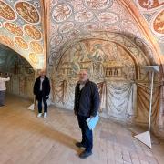 UNT
Rudi Schirmer ist einer der Gästeführer in den Diensten der Ulm(Neu-Ulm-Touristik. Im Meistersingersaal gibt er eine Kostprobe seiner Fertigkeiten, Besucher für die lokale Geschichte zu begeistern.
