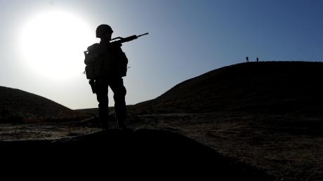 Ein Bundeswehrsoldat patrouilliert zu Fuß nahe dem afghanischen Kundus. Der Einsatz in Afghanistan mit Toten und Verletzten hat in Deutschland den Blick auf den Begriff "Veteranen" verändert.