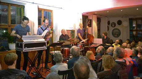 Spaß mit dem Publikum und mit bunten Wegbiegungen im „Klangland“: Harald Rüschenbaum (Mitte) entsandte die Jazzfans der „Musiksalon“-Reihe etwas verfrüht in die Sommerpause.