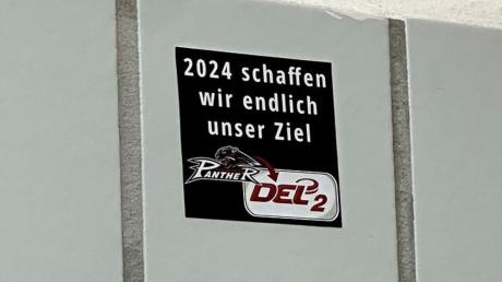Diesen Sticker der Münchner Fanszene veröffentlichten die Augsburger Panther – und reagierten mit der nötigen Portion Selbstironie.