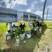 An der Abzweigung nach Osterberg, wo der tödliche Unfall im Juni 2023 passierte, gedenken Familie und Freunde mit Blumen, Herzen und Kreuzen Tobias Högerle.