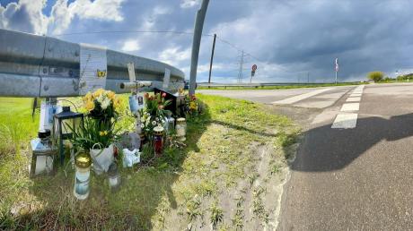 An der Abzweigung nach Osterberg, wo der tödliche Unfall im Juni 2023 passierte, gedenken Familie und Freunde mit Blumen, Herzen und Kreuzen Tobias Högerle.