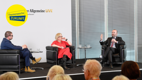 Manfred Weber (rechts) stellte sich bei Augsburger Allgemeine Live den Fragen von Chefredakteurin Andrea Kümpfbeck und Chefredakteur Peter Müller.