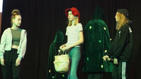 In der Version, die die Theatergruppe der Realschule Affing spielte, waren Hänsel und Gretel böse und sorgten mit durchtriebenen Aktionen für Lacher.