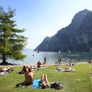 Auch an Pfingsten treibt es schon einige Touristen an den Gardasee.