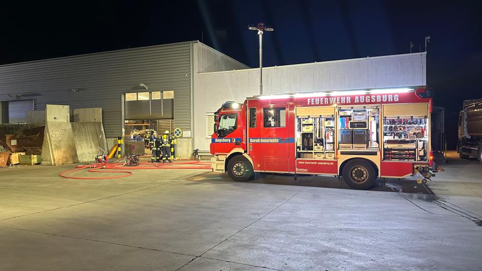 Einsatzkräfte der Feuerwehr mussten am frühen Freitagmorgen zu einem Einsatz in die Schönbachstraße in Augsburg-Oberhausen ausrücken. In der Lagerhalle eines Recycling-Betriebs brannte es.