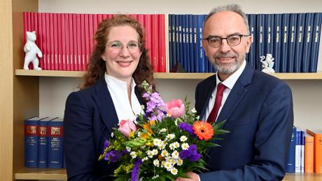 Notar Bernhard Hille geht in den Ruhestand und übergibt an Nora Ziegert. Sie wird Augsburgs erste Notarin. 