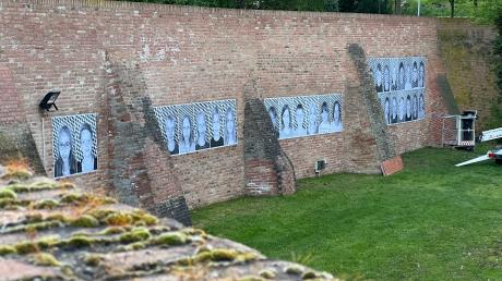 Schülerinnen und Schüler aller Schularten haben ein Kunstprojekt für Wertingen erarbeitet, das nun die Schlossmauer ziert.