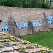 Schülerinnen und Schüler aller Schularten haben ein Kunstprojekt für Wertingen erarbeitet, das nun die Schlossmauer ziert.