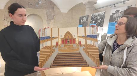 Das künftige Einstein-Museum hat ein neues wichtiges Exponat: Caroline Grünbaum und Sabine Presuhn (von links) halten die einzige Darstellung des Inneren der alten Ulmer Synagoge.