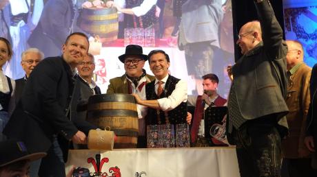 Mit drei Schlägen meistert Bürgermeister Florian Mayer den Bieranstich und das Meringer Volksfest ist eröffnet. 