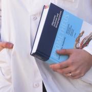 Erstmals vergibt der Landkreis Günzburg Stipendien fürs Medizinstudium.