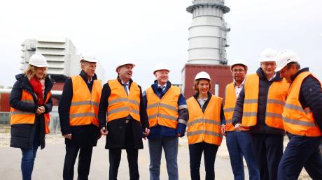 Hubert Aiwanger (Dritter von links) war am Freitag bei einem Rundgang auf dem Gelände des Leipheimer Gaskraftwerks. Begleitet haben ihn Landtagsabgeordnete, Kommunalpolitiker und Vertreter der Leag.
