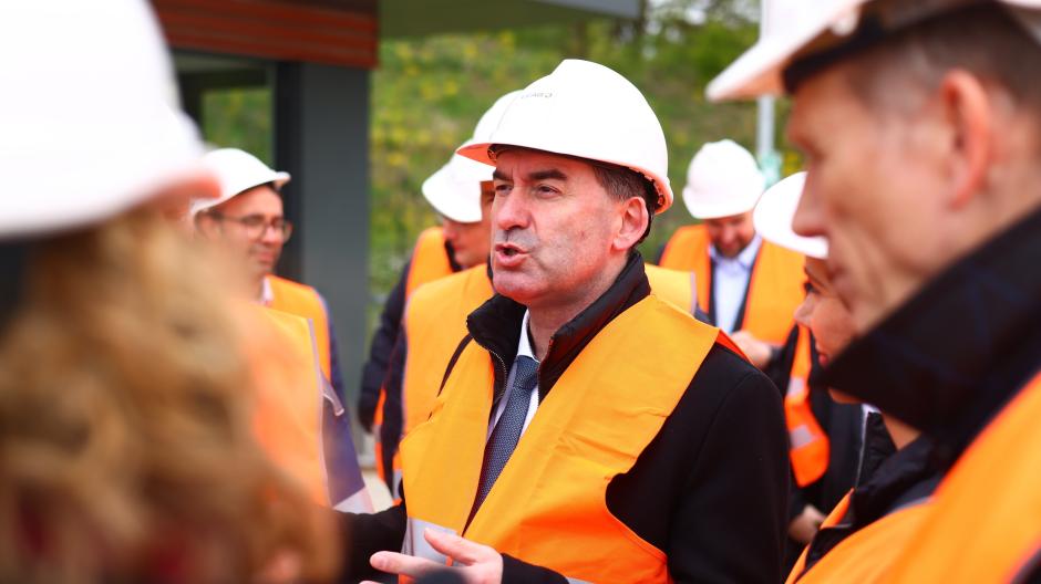 Wirtschaftsminister Hubert Aiwanger zu Besuch im Leipheimer Gaskraftwerk LEAG.