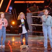 Bei den "Battles" in der TV-Castingshow "The Voice Kids" tritt Rosa (rechts) aus Affing am Freitagabend gegen Lina und Tristan an. 