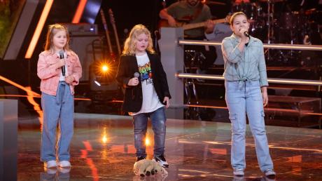Bei den "Battles" in der TV-Castingshow "The Voice Kids" tritt Rosa (rechts) aus Affing am Freitagabend gegen Lina und Tristan an. 
