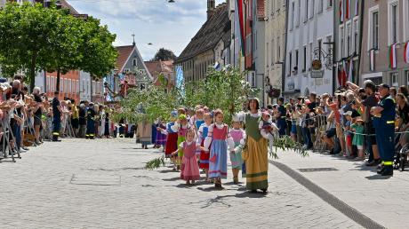 Das Landsberger Ruethenfest findet alle vier Jahre statt. Das Foto zeigt die Ruethenkinder mit Präzeptoren (Lehrern).