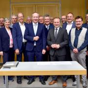 Die Bürgermeisterinnen und Bürgermeister von 17 Städten und Gemeinden im Südlichen Landkreis unterzeichneten die Gründungsurkunde des Regionalwerks Lech-Wertach-Stauden.

