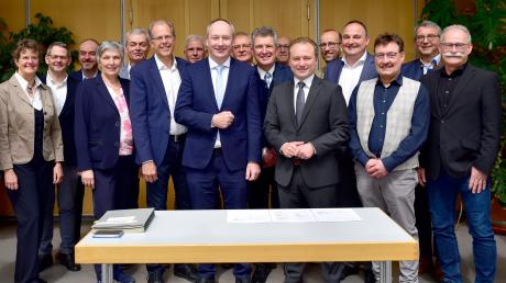 Die Bürgermeisterinnen und Bürgermeister von 17 Städten und Gemeinden im Südlichen Landkreis unterzeichneten die Gründungsurkunde des Regionalwerks Lech-Wertach-Stauden.

