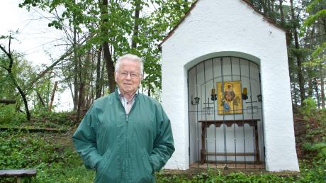 Paul Schmidhofer vor der St. Rasso Kapelle. Dem Heiligen aus Untermühlhausen hat Schmidhofer eine Chronik gewidmet.