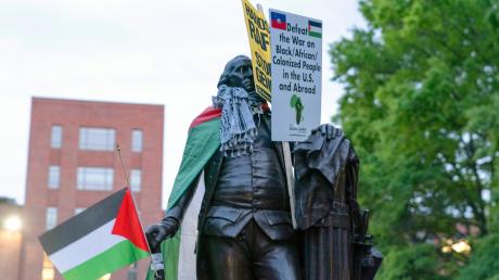 Eine Statue von George Washington ist mit einer palästinensischen Flagge versehen. Studenten der George-Washington-Universität üben Protest gegen den Krieg zwischen Israel und der Hamas.