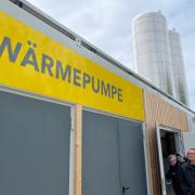 Einen Blick in die Funktionsweise der Großwärmepumpe in Mertingen konnten rund 80 Vertreter von Städten und Gemeinden beim Tag der offenen Tür für Kommunen werfen.
