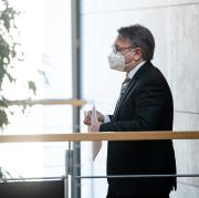 Höhepunkt der Maskenaffäre im Februar 2021: Der damalige CSU-Abgeordnetem Georg Nüßlein läuft zu seinem Bundestagsbüro, während es von Ermittlern durchsucht wird. 