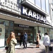 Kundinnen und Kunden von Karstadt Galeria Kaufhof standen heute in Augsburg vor geschlossenen Türen. Die Filiale steht auf der Streichliste des Warenhauskonzerns.