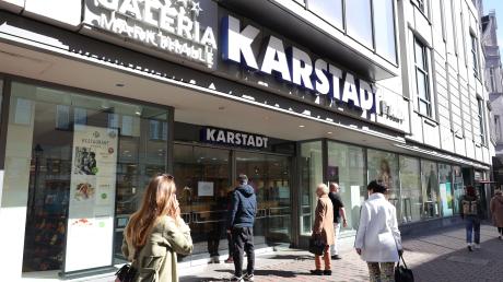 Kundinnen und Kunden von Karstadt Galeria Kaufhof standen heute in Augsburg vor geschlossenen Türen. Die Filiale steht auf der Streichliste des Warenhauskonzerns.