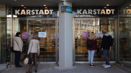 Nicht nur Kunden überraschte am Samstag die Nachricht, dass die Augsburger Filiale von Galeria Karstadt Kaufhof schließen soll. Wie es mit dem Gebäude weitergeht, ist unklar.