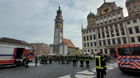 Auf dem Augsburger Rathausplatz sammelten sich am Sonntagmorgen zahlreiche Feuerwehr-Einsatzkräfte und -Fahrzeuge zu einem Einsatz der anderen Art.