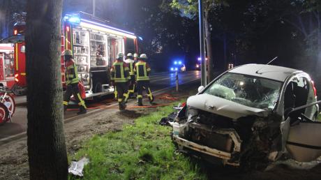 Eine 30-jährige Autofahrerin ist bei einem Unfall am Samstag in Aichach schwer verletzt und in ihrem Kleinwagen eingeklemmt worden. Die Feuerwehr befreite sie aus ihrem Auto.