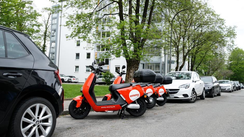 In Hochzoll stehen Emmy-Mopeds auf Parkplätzen in einem Wohngebiet. Anwohner ärgern sich darüber. 
