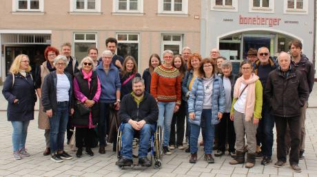 Das Bürgerbündnis startet die Aktion „Wir zeigen Gesicht“: Einige der Mitwirkenden auf dem Landsberger Hauptplatz.