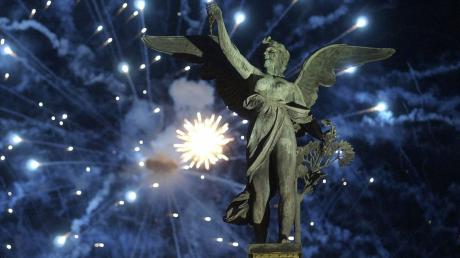 Ein Feuerwerk erleuchtet am 1. Mai 2004 den Himmel über der Statue eines Engels auf einer Prager Brücke in der Nacht der EU-Erweiterung. F