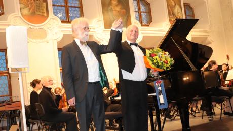 Dirigent und Solist Wolfgang Manz, Professor an der Musikhochschule Nürnberg/Augsburg, trat beim Konzert des Neuburger Kammerorchesters auf.