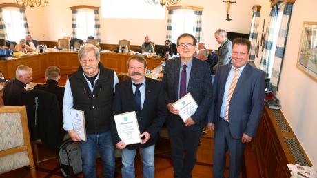 Werner Zanker, Herbert Walk und Johann Gutter (von links) mit den Urkunden, die ihnen Bürgermeister Michael Neher vor der jüngsten Stadtratssitzung in Vöhringen überreicht hat. 