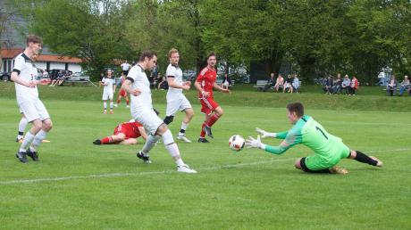 Der FC Hofstetten (rote Trikots) hatte Issing am Rande einer Niederlage. 